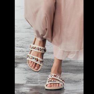 FLAT STRAPPY SANDALS